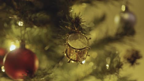 Weihnachtsbaum-Und-Ornamente-Mit-Lichtern