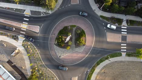 Rising-shot-of-traffic-circle-in-Bend,-Oregon-with-cars-circling
