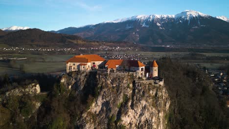 Umlaufender-Drohnenschuss-über-Der-Mittelalterlichen-Burg-Von-Bled-In-Slowenien
