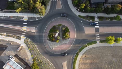Roundabout-traffic-circle-with-cars-driving-around-it-in-Bend,-Oregon