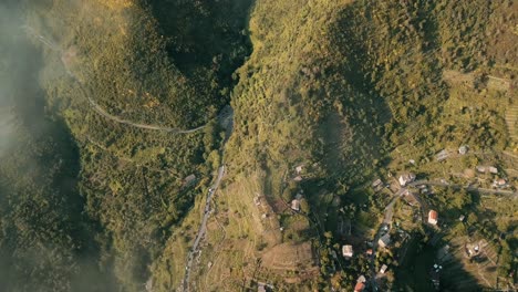 Eine-Drohne-Fliegt-über-Die-Hügel-Von-Corniglia,-Vernazza,-Einem-Der-Orte-Der-Cinque-Terre,-Bis-Sie-In-Den-Wolken-Verschwindet