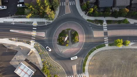 Roundabout-traffic-circle-in-Bend-Oregon,-rotating-counterclockwise-shot