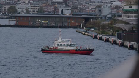 Fischerboot-Steht-An-Der-Küste-Von-Istanbul,-Boot-Wartet-Am-Abend-Am-Ufer-Istanbul,-Türkei