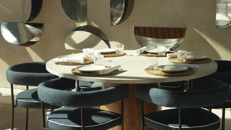 Restaurant-table-for-lunch-on-a-sunny-day,-creating-a-sophisticated-dining-experience-in-the-bright-ambiance