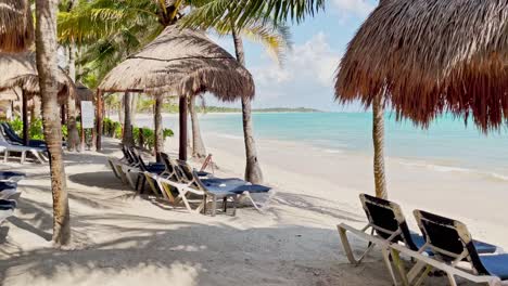 Liegestühle-Und-Cabanas-Im-Trs-Beach-Resort-In-Tulum,-Cancun,-Mexiko