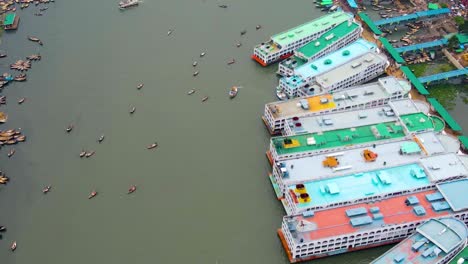 Puerto-De-La-Ciudad-De-Dhaka,-Bangladesh---Barcos-Anclados-En-La-Terminal-De-Lanzamiento-De-Sadarghat