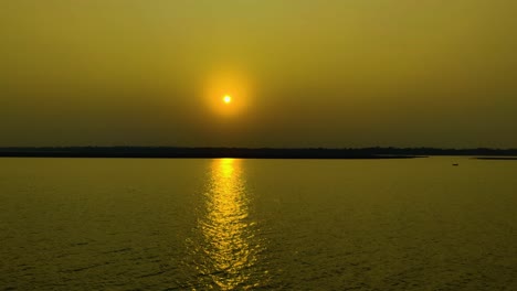 Goldene-Sonne,-Die-Sich-Bei-Sonnenuntergang-Auf-Ruhigem-Flusswasser-Spiegelt