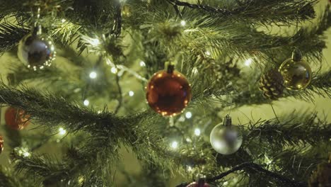 árbol-De-Navidad-Y-Adornos-Con-Luces