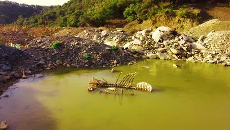 Un-Esqueleto-De-Un-Caballo-Muerto-En-Un-Pequeño-Lago-En-La-Cima-De-La-Montaña