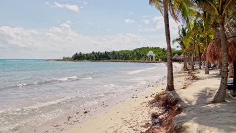 TRS-Beach-Resort-In-Tulum,-Cancun,-Mexiko,-Zeigt-Den-Strand-Und-Das-Karibische-Meer,-Statische-Aufnahme-Ohne-Kamerabewegung