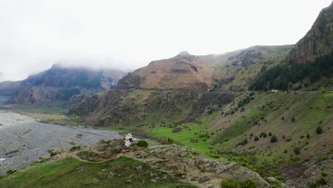 Tergi-Tal,-Gebirgspass,-Kazbegi,-Großer-Kaukasus,-Landschaft,-Drohnenflug