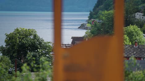 Bootshäuser-An-Der-Felsigen-Küste-Des-Hardangerfjords
