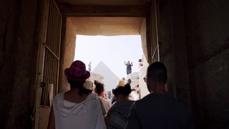 La-Puerta-De-Entrada-A-Las-Pirámides-Egipcias-Y-La-Esfinge,-Que-Están-En-La-Lista-Del-Patrimonio-Mundial,-Es-Un-Edificio-Histórico-Visitado-Por-Turistas