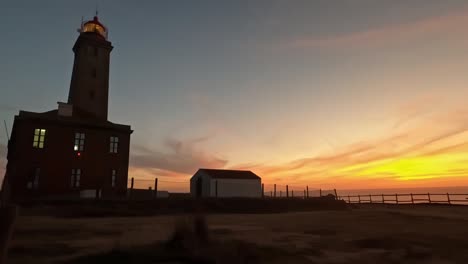 Historischer-Leuchtturm-In-Faro-Penedo-Da-Saudade,-Portugal-Bei-Herrlichem-Sonnenuntergang