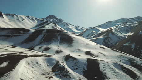 Impresionante-Cadena-Montañosa-Enclavada-En-Medio-De-Los-Andes