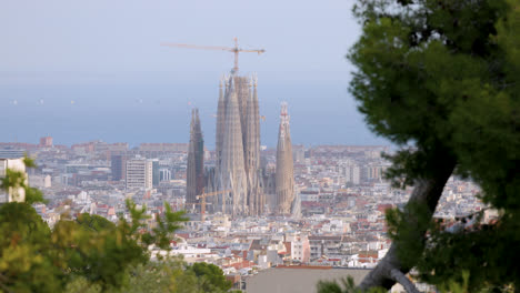 Vista-Aérea-Que-Captura-La-Belleza-De-La-Sagrada-Familia-Barcelona