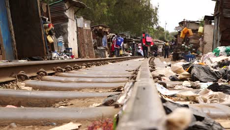 Gente-Caminando-Por-El-Ferrocarril-En-Kibera