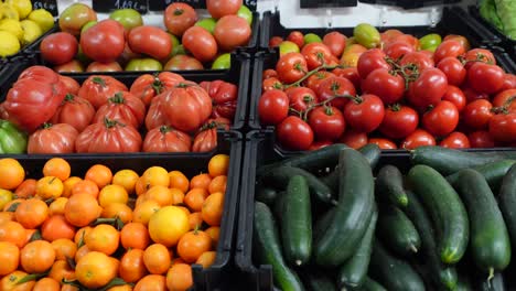 Verschiedene-Obst--Und-Gemüsesorten-Zum-Verkauf-Auf-Einem-Markt