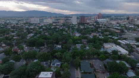 Wide-panoramic-view-of-Albuquerque,-New-Mexico-skyline-and-housing