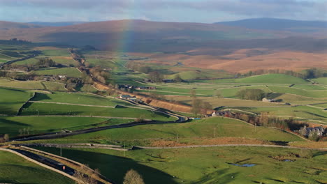 Erstellen-Einer-Drohnenaufnahme-Der-Yorkshire-Dales-Landschaft-Und-Des-Regenbogens-Im-Vereinigten-Königreich