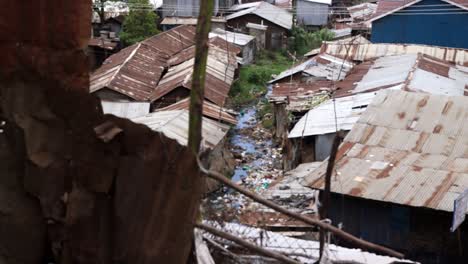 Aguas-Residuales-Al-Aire-Libre-Que-Corren-Por-Un-Barrio-Pobre-De-Nairobi