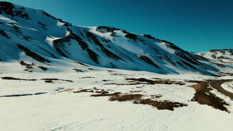 Genießen-Sie-Den-Winterzauber-Im-Herzen-Der-Anden,-Wo-Schneebedeckte-Gipfel-Und-Unberührte-Landschaften-Ein-Atemberaubendes-Winterwunderland-Schaffen
