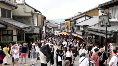 Turismo-De-Masas-En-Kioto-En-El-Camino-Que-Conduce-A-Kiyomizu-dera.