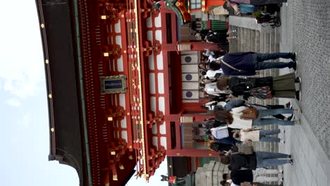 Multitudes-En-La-Entrada-De-La-Torre-De-Entrada-A-Fushimi-Inari-Taisha-En-Kioto