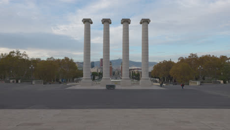 Monumentaler-Montjuïc:-Die-Erhabenheit-Der-Vier-Säulen-Einfangen