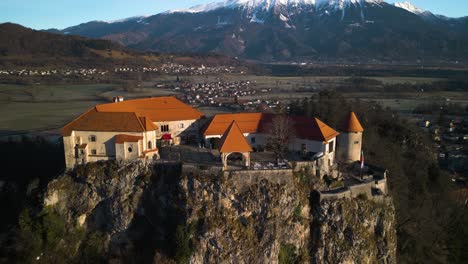 El-Retroceso-Aéreo-Revela-El-Castillo-Medieval-De-Bled,-Eslovenia