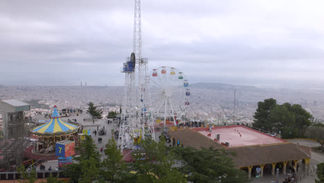 Spannende-Abenteuer:-Übersicht-über-Fahrgeschäfte-Und-Attraktionen-Im-Vergnügungspark-Tibidabo,-Barcelona