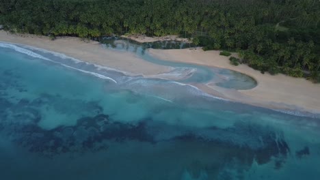 Luftaufnahme-Des-Malerischen-Strandes-Playa-Cosón-In-Der-Nähe-Von-Las-Terrenas-Auf-Der-Halbinsel-Samaná-In-Der-Dominikanischen-Republik