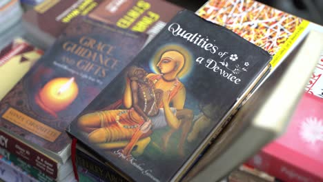 Auf-Den-Bürgersteigen-In-Den-Straßen-Von-Kalkutta-Werden-Alte-Bücher-Verkauft