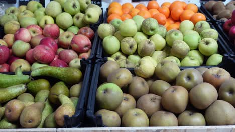 Varios-Tipos-De-Frutas-A-La-Venta-En-Un-Mercado.