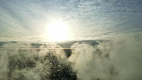 Wasserdampf-In-Den-Rauchgasen-Kondensiert-Und-Bildet-Vor-Der-Sonne-Sichtbare-Weiße-Dampfwolken