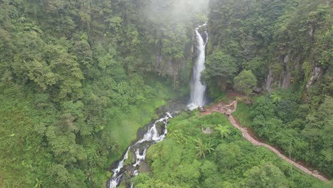 Luftaufnahme-Des-Sikulikap-Wasserfalls-Am-Waldpenapanpan