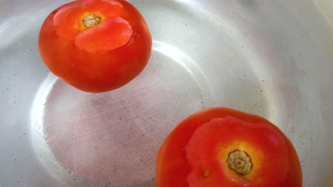 Nahaufnahme-Von-Zwei-Auf-Dem-Wasser-Schwimmenden-Tomaten