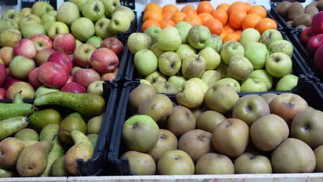 Verschiedene-Obstsorten-Zum-Verkauf-Auf-Einem-Markt