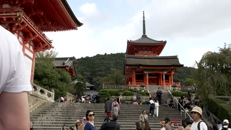 Touristen-Steigen-Treppen-In-Richtung-Kiyomizu-dera-Saimon