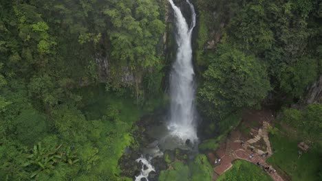 Luftaufnahme-Des-Sikulikap-Wasserfalls-Des-Penatapan-Waldes-In-Berastagi,-Nord-Sumatra,-Indonesien