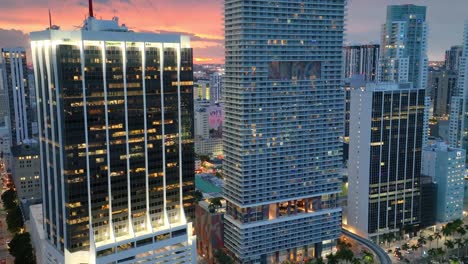 Die-Skyline-Von-Miami-Erwacht-Nach-Einbruch-Der-Dunkelheit-Zum-Leben,-Mit-Einem-Panoramablick-Auf-Berühmte-Gebäude-Und-Lebhaftem-Straßenverkehr