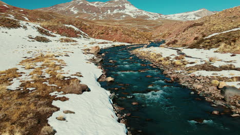 Ein-Herrlicher-Gletscherfluss-Fließt-In-Kaskaden-Durch-Die-Anden
