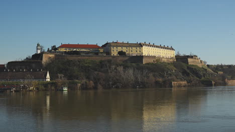 Fortaleza-De-Petrovaradin-En-Novi-Sad-A-Orillas-Del-Río-Danubio