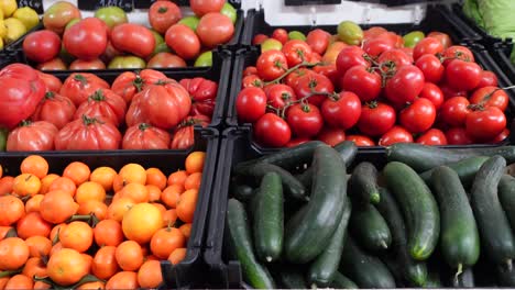 Verschiedene-Obst--Und-Gemüsesorten-Zum-Verkauf-Auf-Einem-Markt
