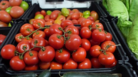 Varios-Tipos-De-Verduras-A-La-Venta-En-Un-Mercado.