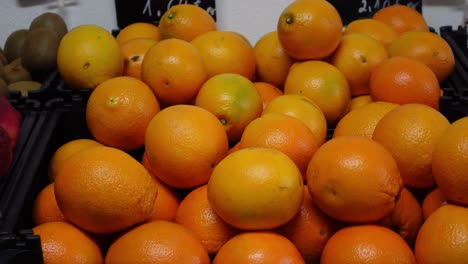 Montón-De-Naranjas-Frescas-En-El-Puesto-Del-Mercado.