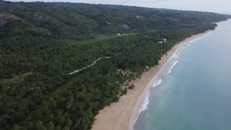 Vista-Aérea-De-La-Pintoresca-Playa-Cosón-Cerca-De-Las-Terrenas-En-La-Península-De-Samaná-En-La-República-Dominicana.