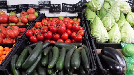 Varios-Tipos-De-Frutas-Y-Verduras-A-La-Venta-En-Un-Mercado.