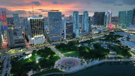 Miami's-enchanting-evening-scene-comes-alive,-revealing-landmark-buildings-and-the-constant-movement-of-avenue-traffic