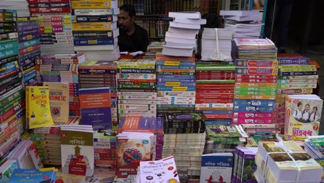 Se-Venden-Libros-Antiguos-En-Las-Aceras-De-Las-Calles-De-Calcuta.